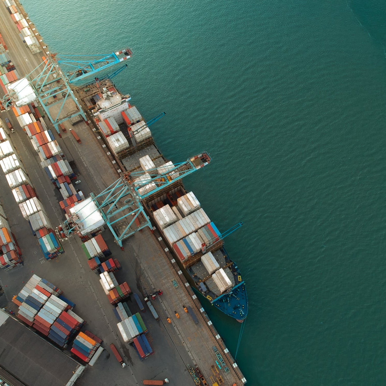 Container ship from above 1-1